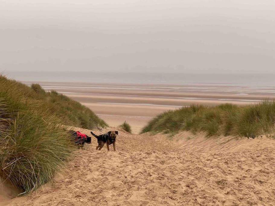 Formby, Spacious True Bungalow Steps From Beach Zewnętrze zdjęcie