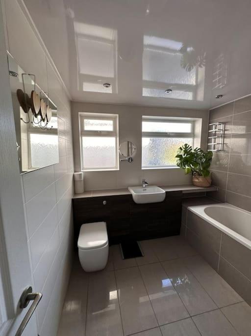 Formby, Spacious True Bungalow Steps From Beach Zewnętrze zdjęcie
