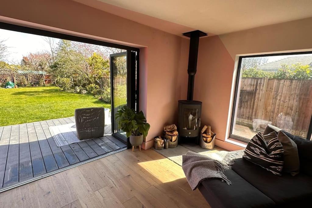 Formby, Spacious True Bungalow Steps From Beach Zewnętrze zdjęcie